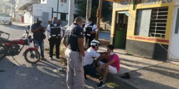 Motociclista cae a pavimento y se lesiona