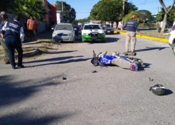 Distraída mujer lesiona a empleado en choque