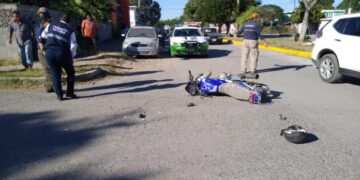 Distraída mujer lesiona a empleado en choque