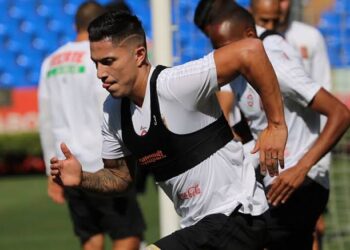 Carlos Salcedo supera Covid-19 y reportará a entrenamientos