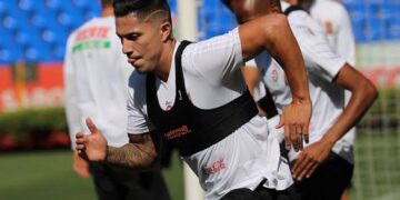 Carlos Salcedo supera Covid-19 y reportará a entrenamientos