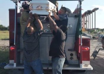 Bomberos cumplen sueño de niño fallecido