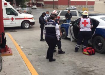 Camioneta sale de estacionamiento y arrolla a ciclista