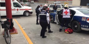 Camioneta sale de estacionamiento y arrolla a ciclista