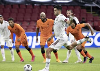 ¡Sí era penal! Raúl Jiménez le da la victoria a México en Holanda desde los once pasos