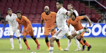 ¡Sí era penal! Raúl Jiménez le da la victoria a México en Holanda desde los once pasos