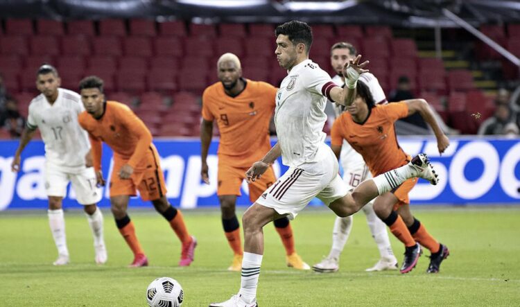 ¡Sí era penal! Raúl Jiménez le da la victoria a México en Holanda desde los once pasos
