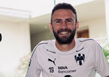 Miguel Layún se une a la lucha contra el cáncer de mama junto al equipo de 19 esports
