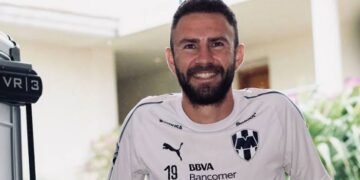 Miguel Layún se une a la lucha contra el cáncer de mama junto al equipo de 19 esports