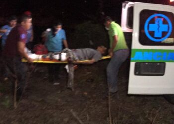 Muere mujer al caer de motocicleta