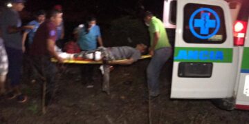 Muere mujer al caer de motocicleta