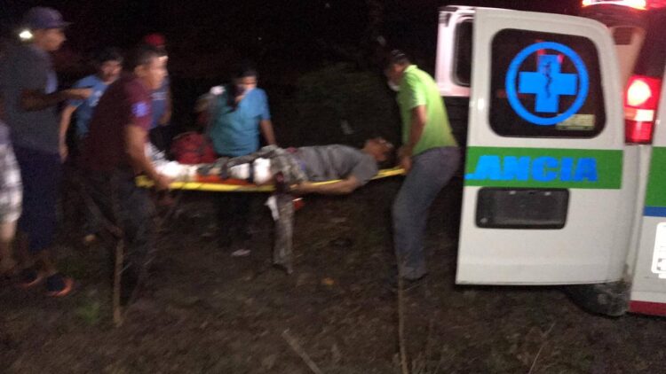 Muere mujer al caer de motocicleta