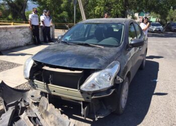 Motociclista se lesiona al chocar con auto