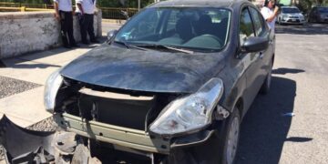 Motociclista se lesiona al chocar con auto