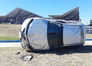 Empleados se lesionan al volcar automóvil