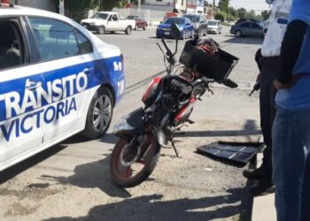 Motociclista sale ileso al chocar con auto