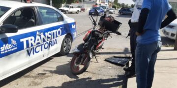 Motociclista sale ileso al chocar con auto