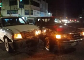 Aparatoso choque ocasiona chofer