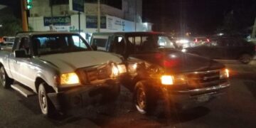 Aparatoso choque ocasiona chofer