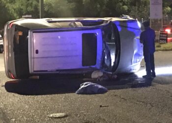 Muere joven en volcadura