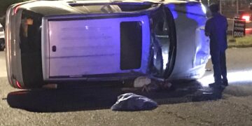 Muere joven en volcadura