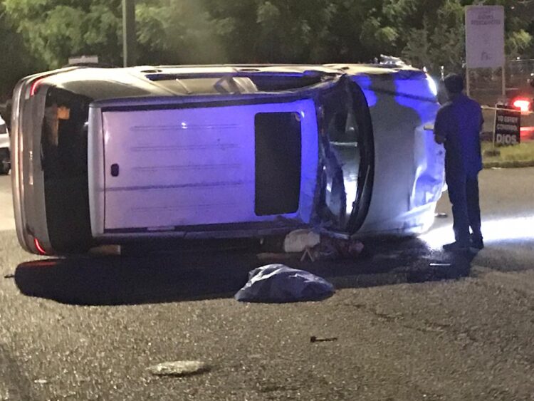 Muere joven en volcadura