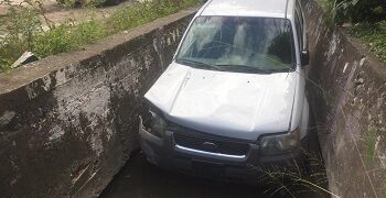 Camioneta cae a dren pluvial y conductor se da a la fuga