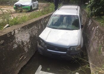 Camioneta cae a dren pluvial y conductor se da a la fuga