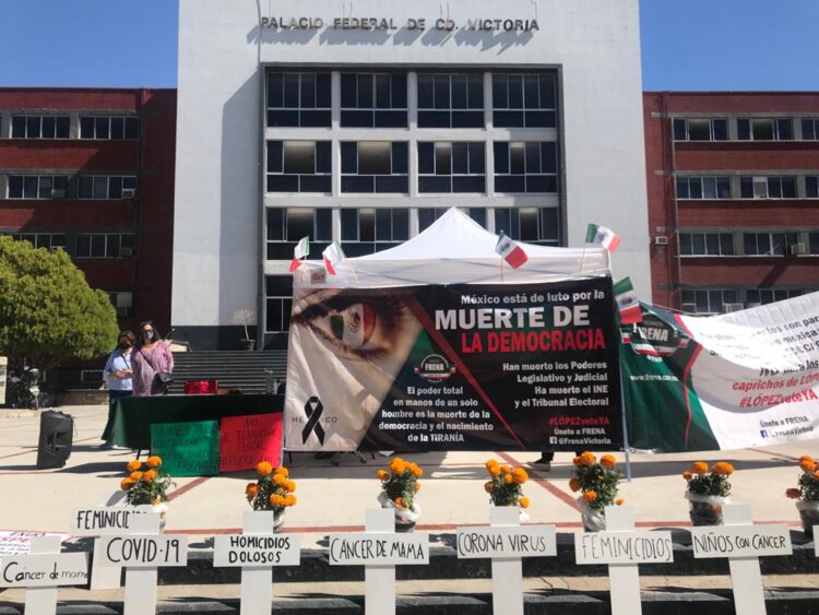 Acusan a AMLO de matar democracia