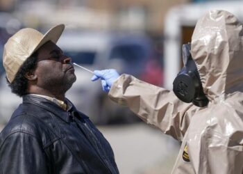 Centro-norte de EU lidia con repunte de casos de COVID-19