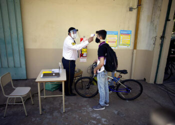Reabren escuelas en Argentina