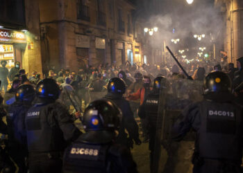Choques en protestas contra medidas por COVID en España