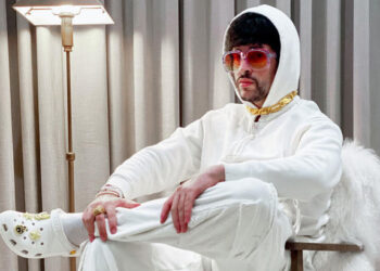 Bad Bunny pasa de los valentino a los crocs