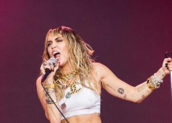 Miley Cyrus dice que fue perseguida por un ovni