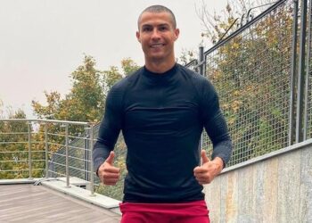 Con nuevo look, así se recupera CR7 del COVID-19