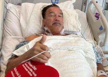 Arnold Schwarzenegger sube foto en el hospital