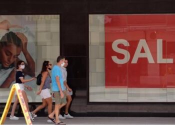 Aplican toque de queda en Texas por alza de COVID-19