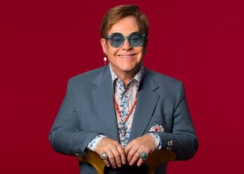 Multan a Elton John por no usar cubrebocas en público