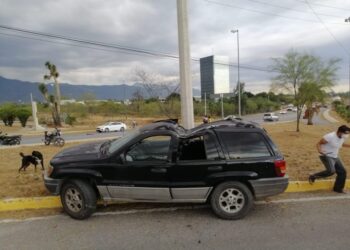 Vuelca camioneta y chofer resulta ileso