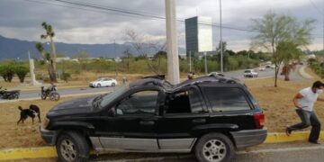 Vuelca camioneta y chofer resulta ileso