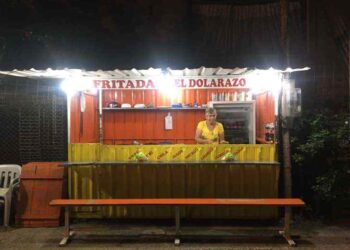 Conoce a los adultos mayores que no lograban vender en su puesto y usan redes sociales para ayudarlos.