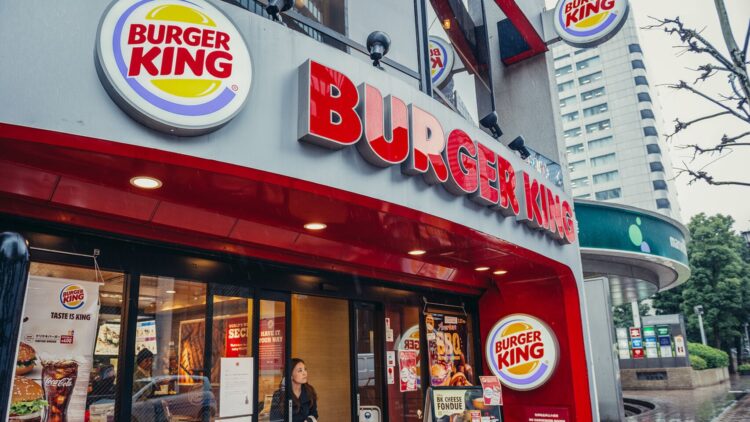Entérate, Burger King Japón dio a conocer su nueva hamburguesa sin pan.