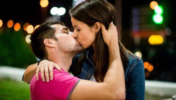 Besar a tu pareja diariamente es bueno para la salud