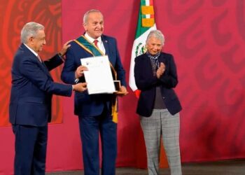 Entregan presea “Miguel Hidalgo” a negociador del T-MEC Seade Kuri