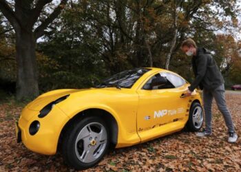 Estudiantes construyen vehículo eléctrico con material reciclado