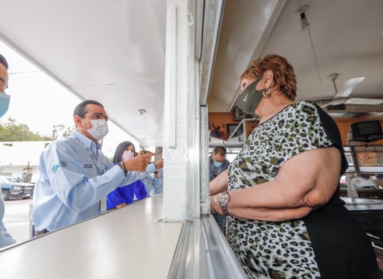 Alcalde de Nuevo Laredo atiende demanda de una comerciante