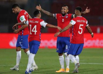 Arturo Vidal guía a Chile a su victoria 2-0 sobre Perú