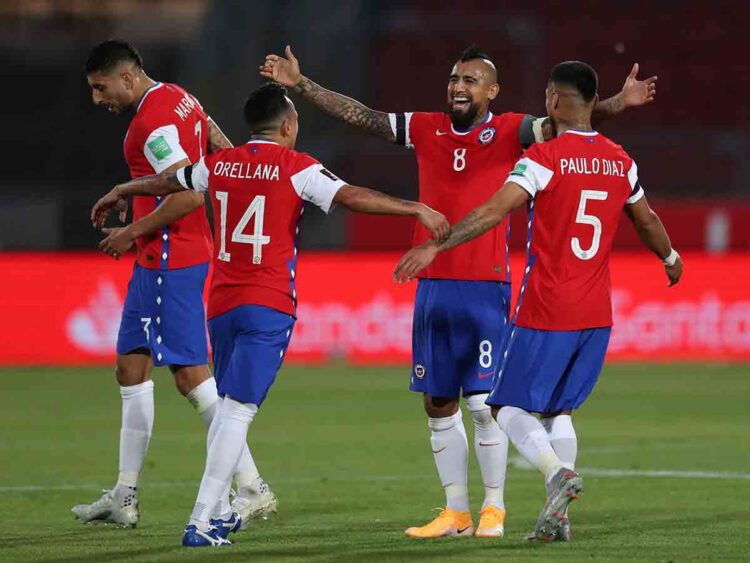 Arturo Vidal guía a Chile a su victoria 2-0 sobre Perú