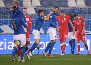 Italia supera sus ausencias y vence 2-0 a Polonia