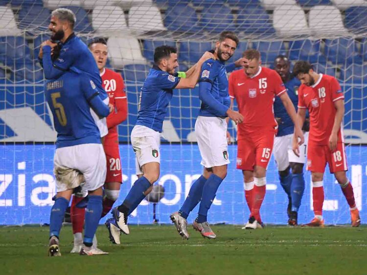 Italia supera sus ausencias y vence 2-0 a Polonia